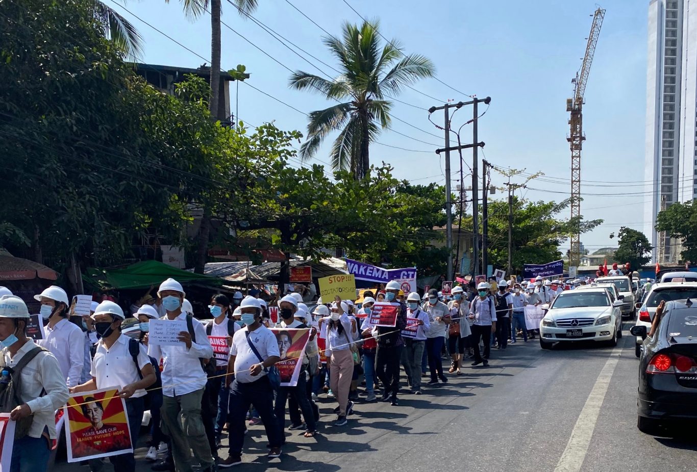 Demonstrationszug in Yangon in den ersten Wochen nach dem Putsch 2021